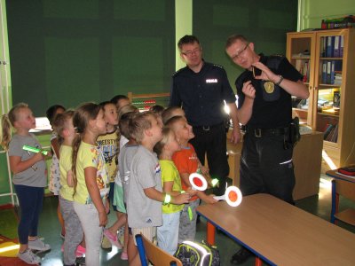 Uczniowie podczas spotkania z policjantem i strażnikiem miejskim